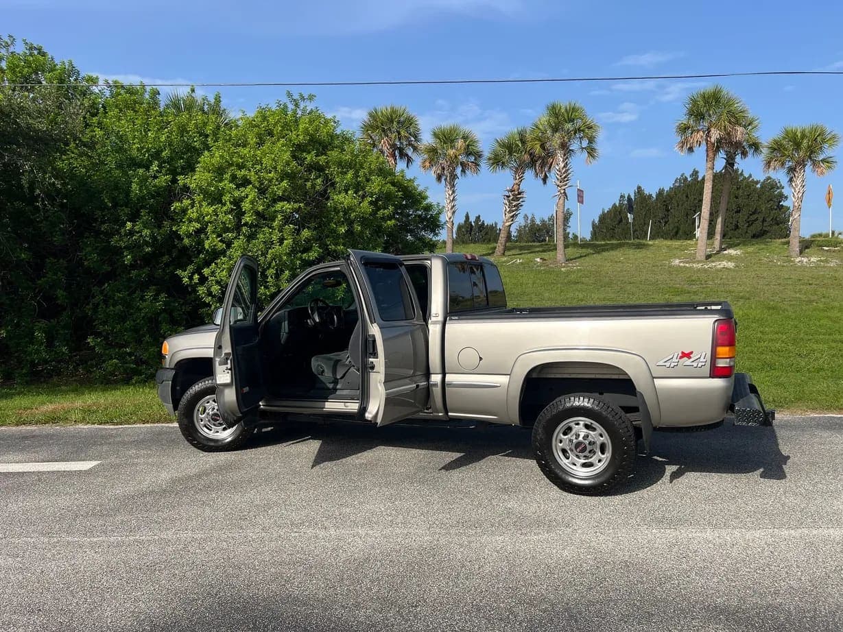 2001 GMC Sierra 2500HD SLE Extended, view