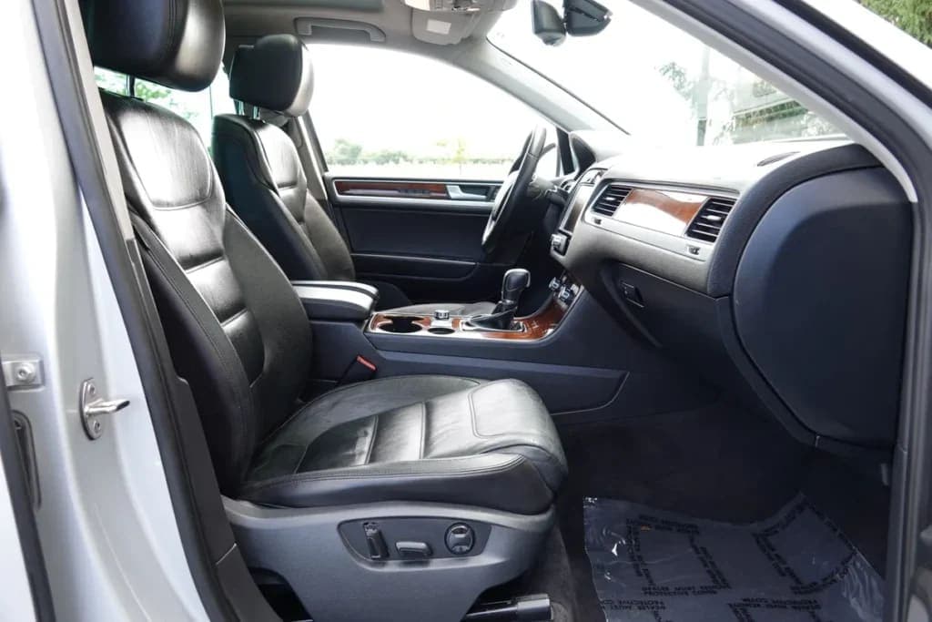 2014 Volkswagen Touareg Lux TDI, view