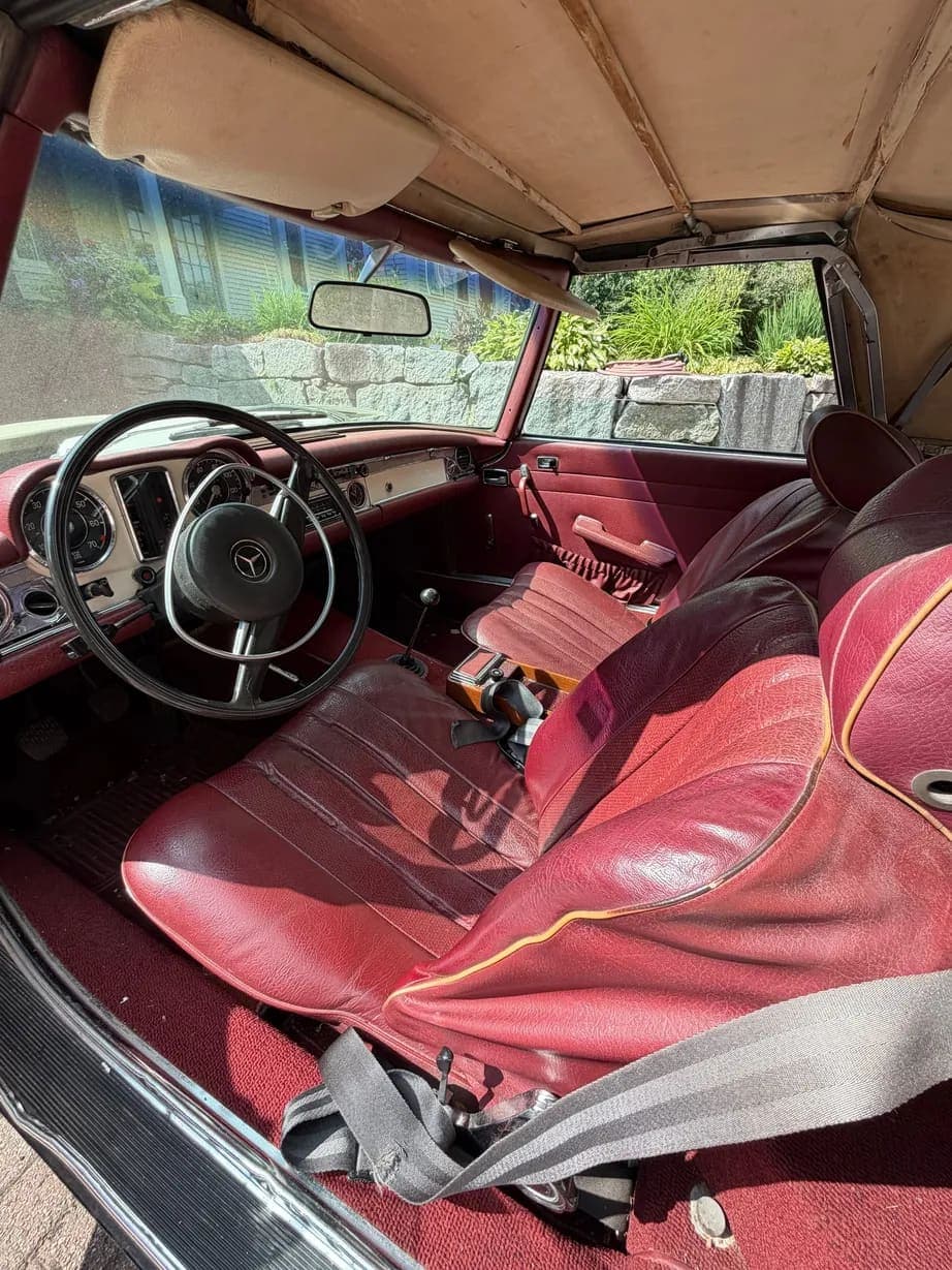 1971 Mercedes-Benz 280SL, view