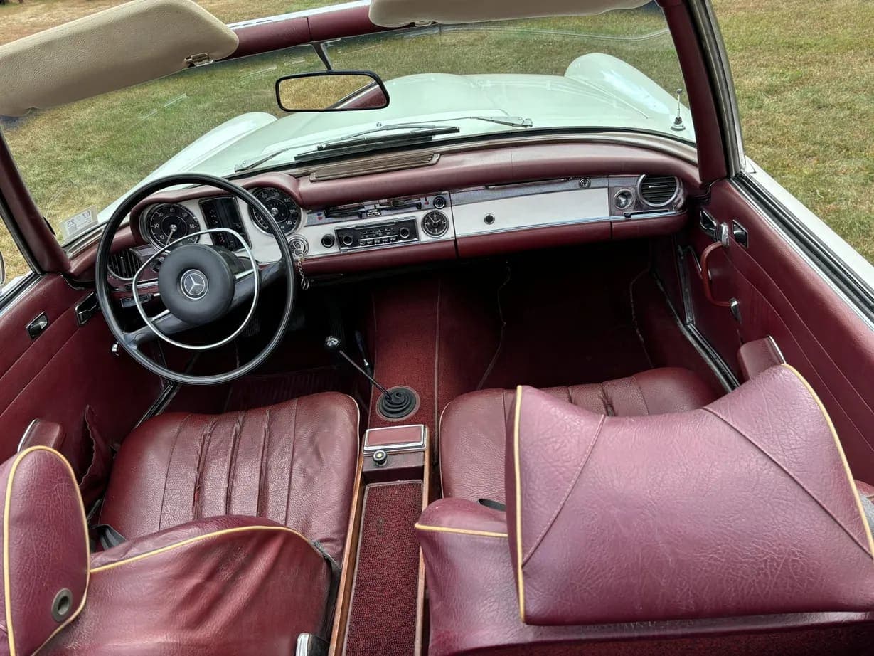 1971 Mercedes-Benz 280SL, view