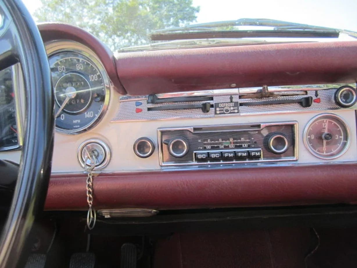 1971 Mercedes-Benz 280SL, view