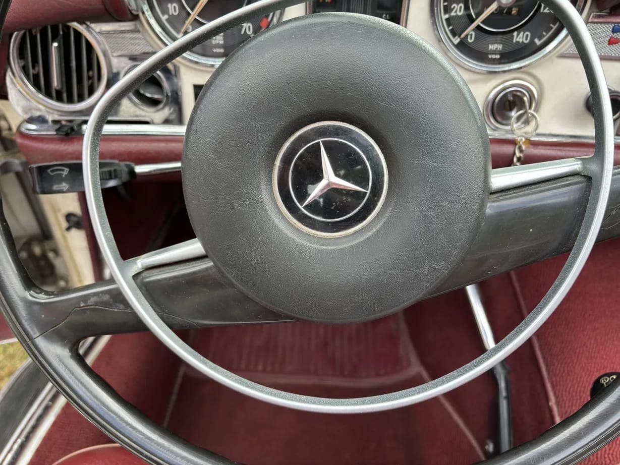 1971 Mercedes-Benz 280SL, view